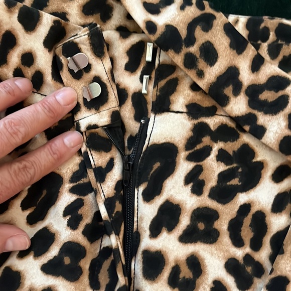 Women’s 🐆 leopard print dressy shorts. Wore only ONCE! - Picture 3 of 3